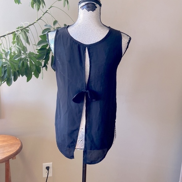 ⭐️2 FOR $20⭐️ Open back black blouse Size Small - Picture 4 of 4